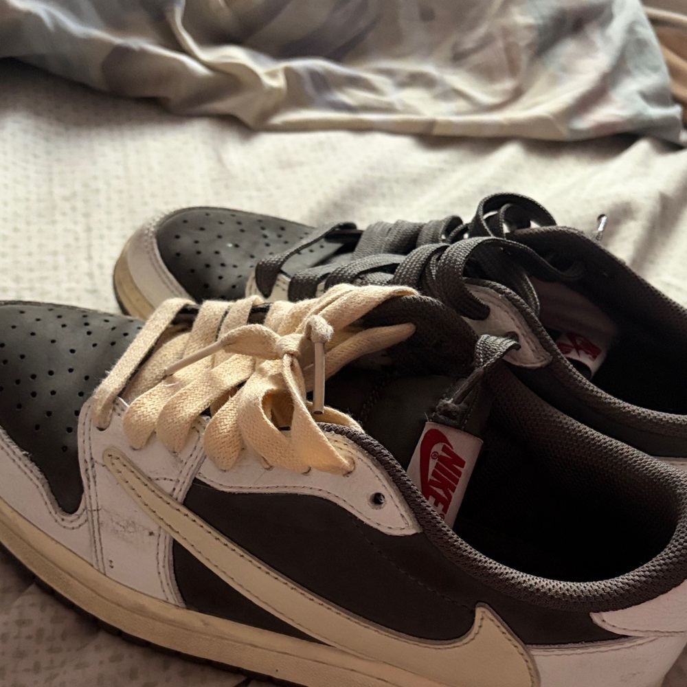 Nike Men’s Low-Top Sneakers in Black and Cream